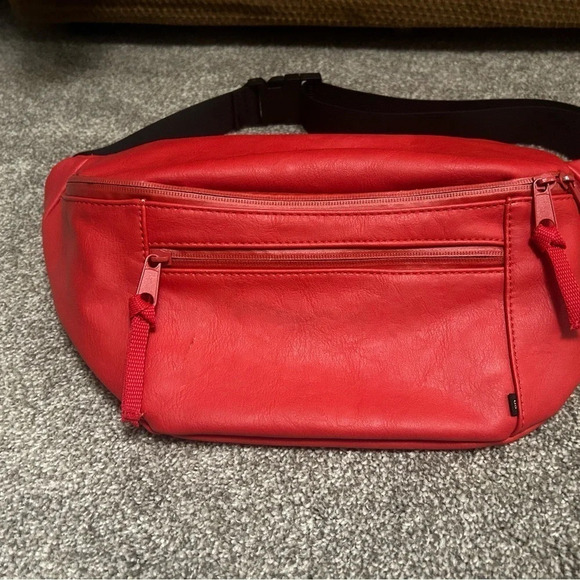 Giant urban outfitters fanny in fair condition couple of issues photographed - Picture 10 of 10